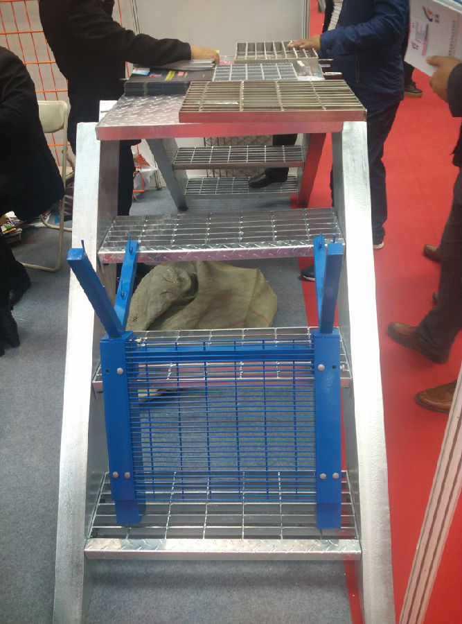 金屬格柵踏步板 金屬格柵踏步板